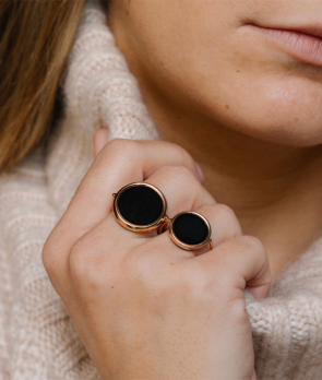 Bague Ginette NY baby Disc Ring or rose onyx noir