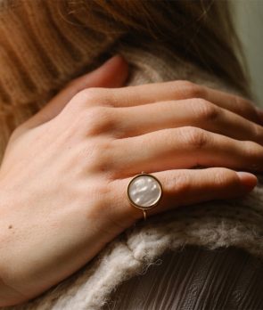 Bague Ginette NY baby Disc Ring or rose nacre blanche